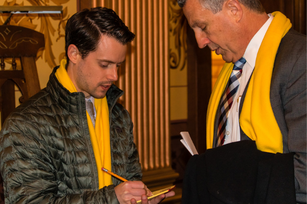 MAPSA President Dan Quisenberry helps a 2019 CMAD attendee fill out a request slip to pull his local lawmakers off the House floor. 
